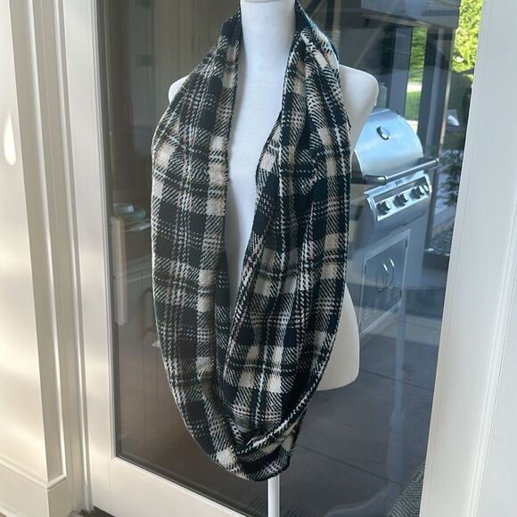 New w/tags Loft plaid acrylic, infinity, scarf, cream, pink tan plaid - Picture 3 of 5